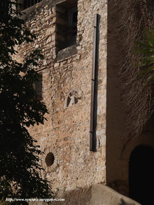 DETALLE DE LA CASA DE LA COFRADA CON TMPANO EN SU FACHADA